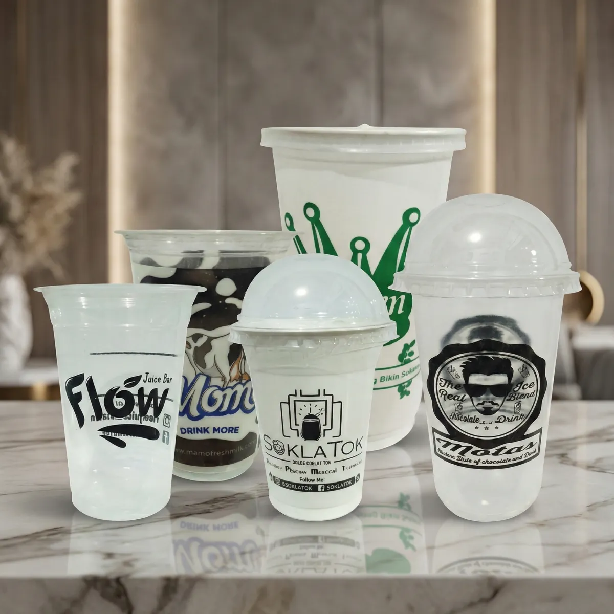 أكواب بلاستيكية