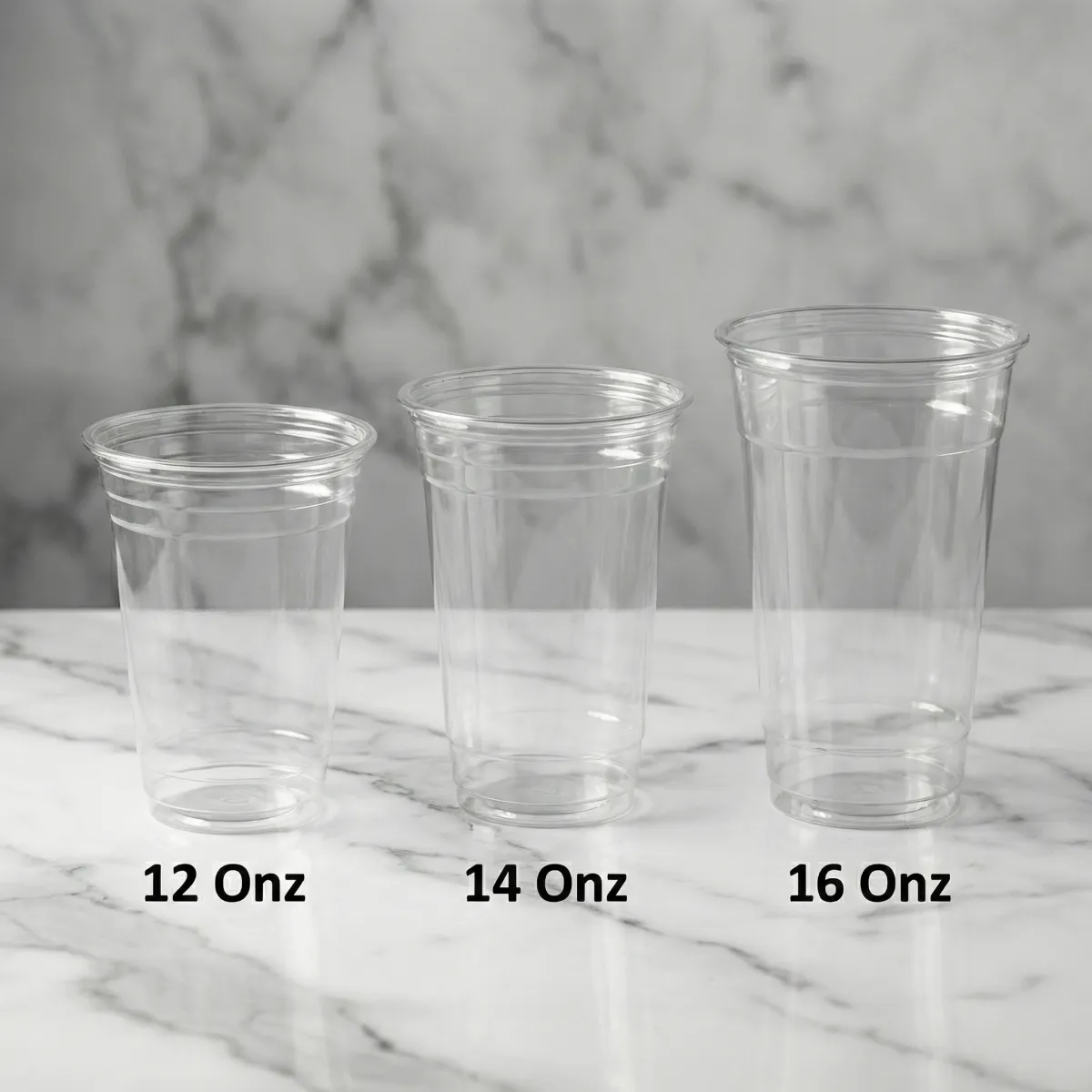 كوب عصير شفاف